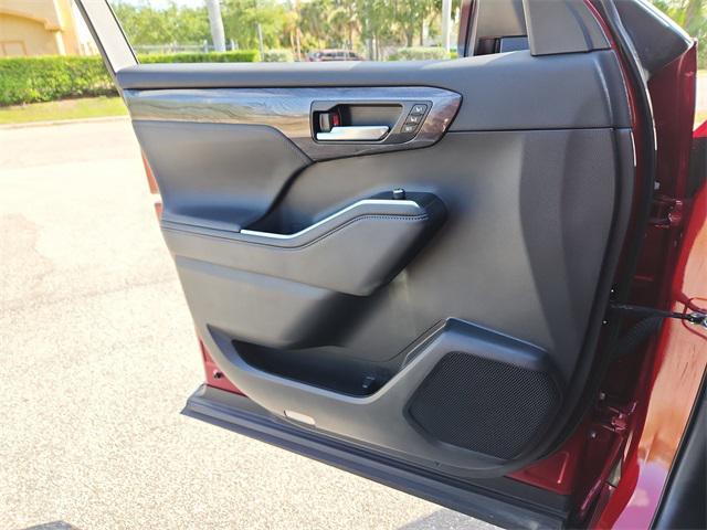 used 2022 Toyota Highlander car, priced at $44,599