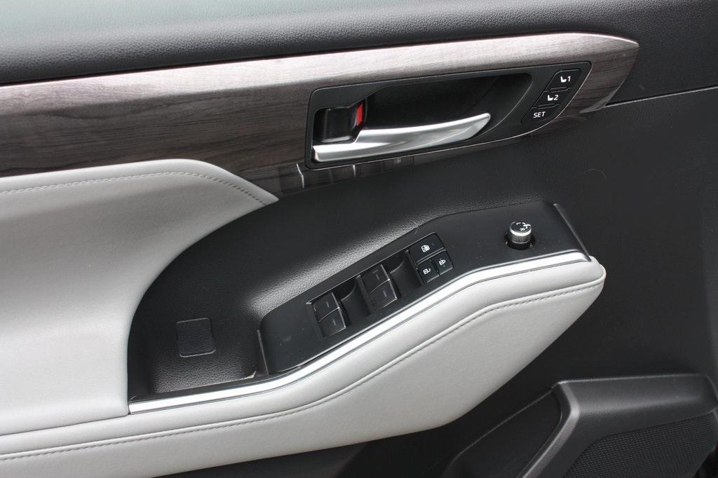 used 2022 Toyota Highlander Hybrid car, priced at $34,587