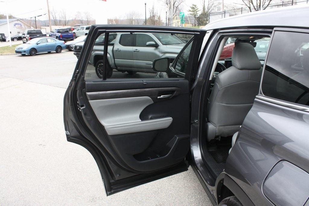 used 2022 Toyota Highlander Hybrid car, priced at $34,587