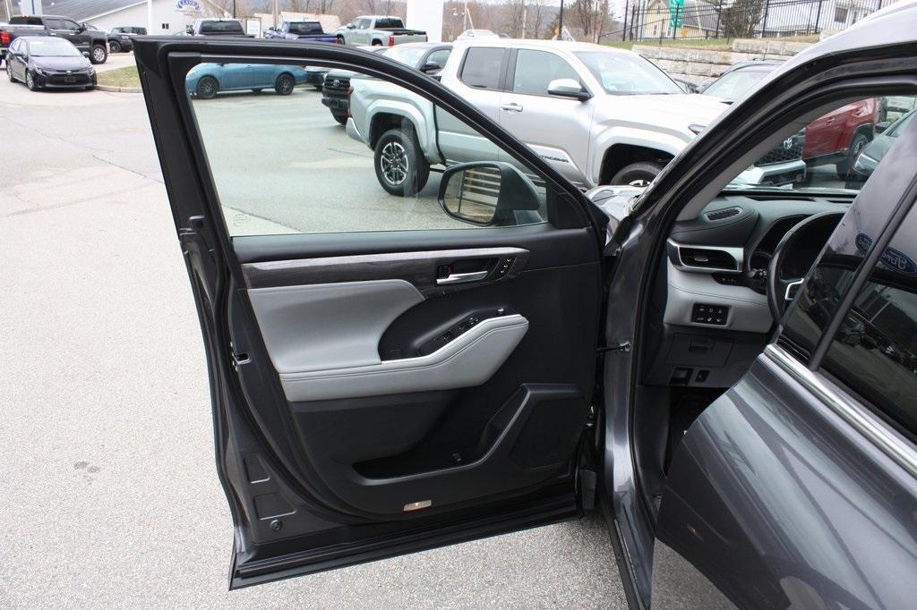 used 2022 Toyota Highlander Hybrid car, priced at $34,587