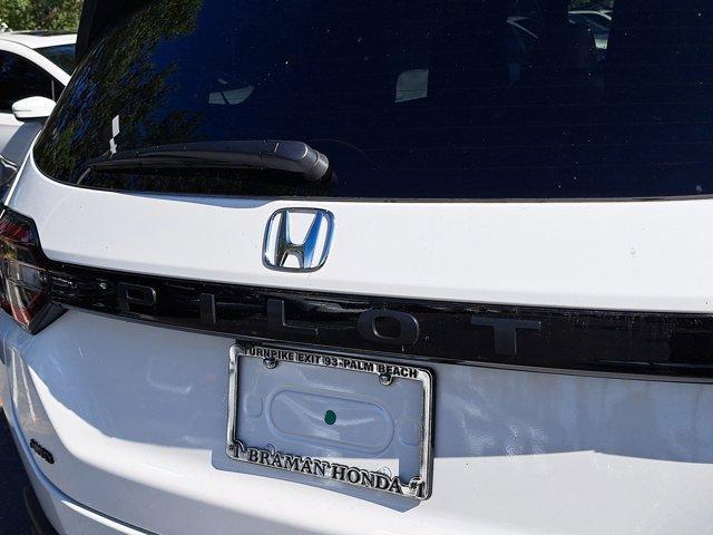 new 2025 Honda Pilot car, priced at $51,350