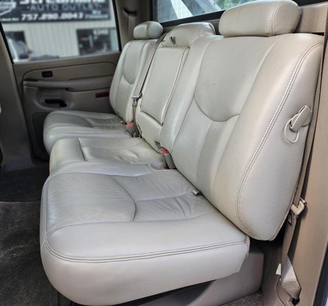 used 2006 Chevrolet Avalanche car, priced at $15,500