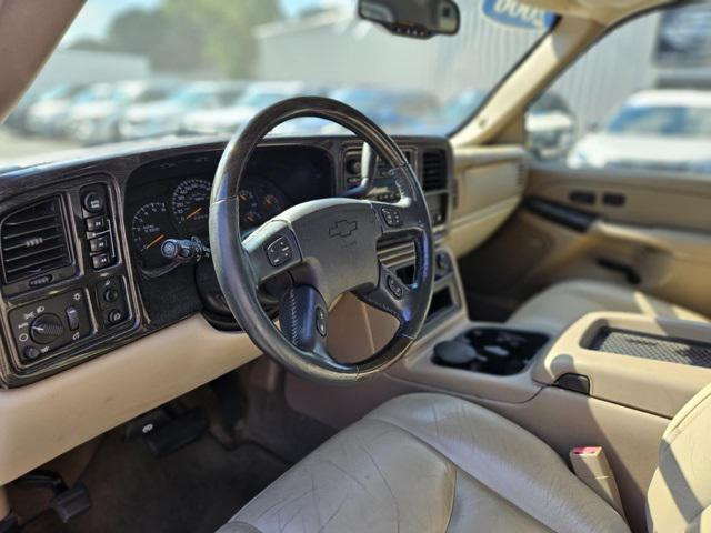 used 2006 Chevrolet Avalanche car, priced at $15,500