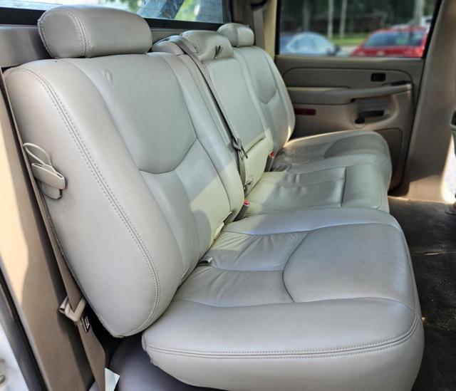 used 2006 Chevrolet Avalanche car, priced at $15,500