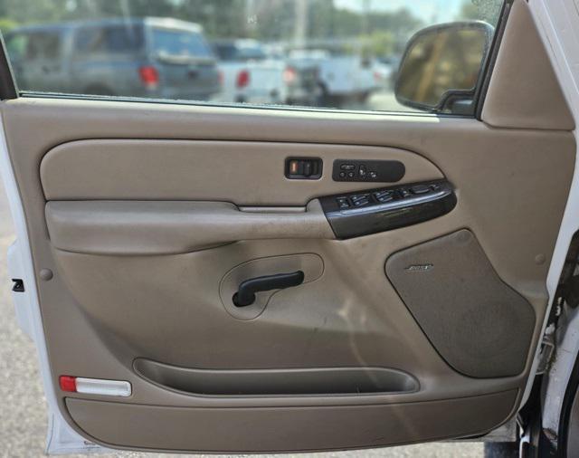 used 2006 Chevrolet Avalanche car, priced at $15,500