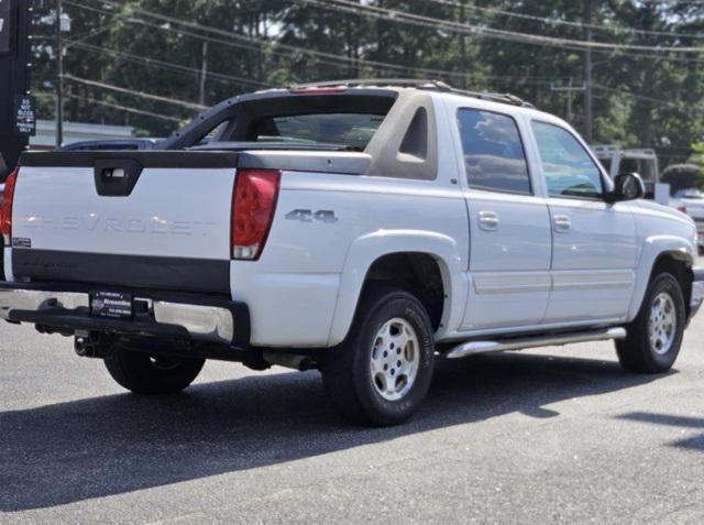 used 2006 Chevrolet Avalanche car, priced at $15,500