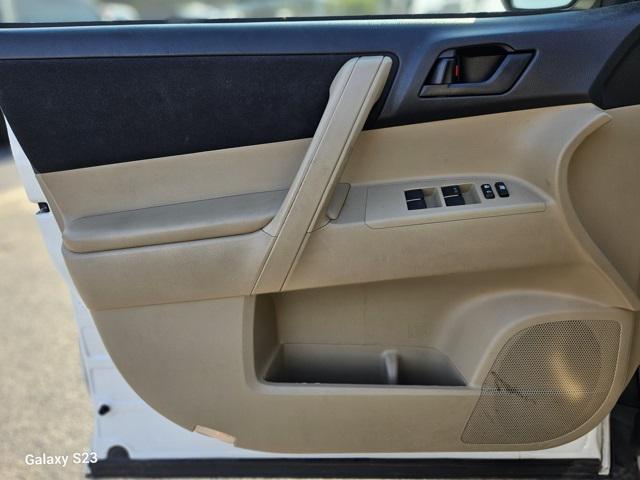 used 2013 Toyota Highlander car, priced at $9,995