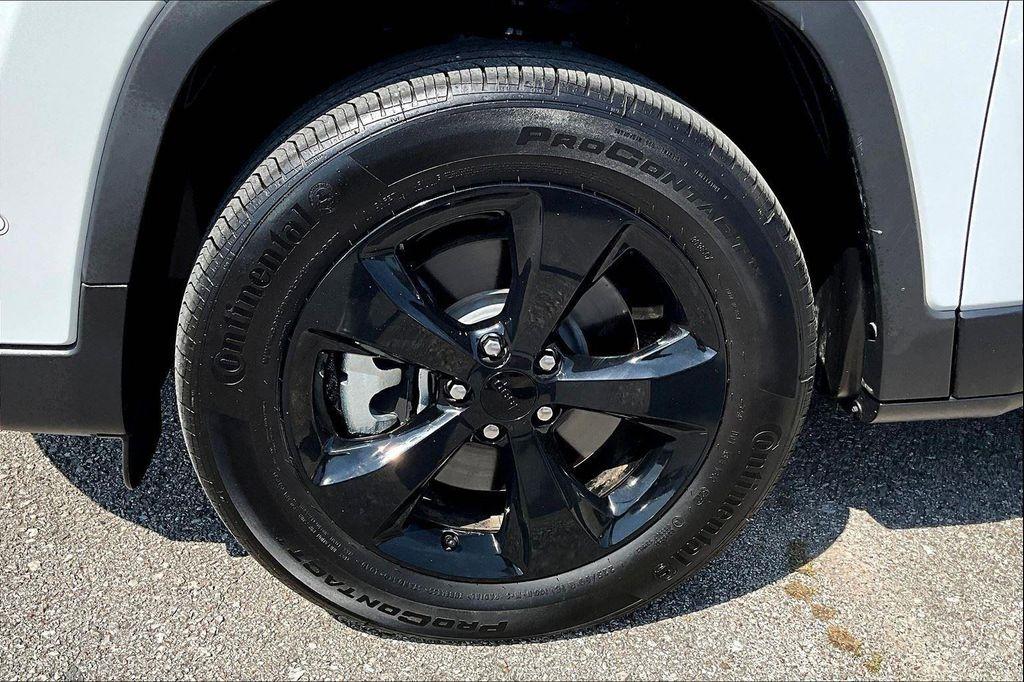 used 2023 Jeep Cherokee car, priced at $28,400