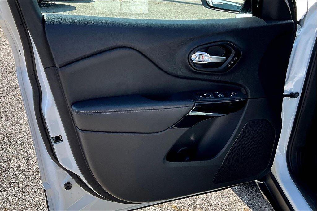 used 2023 Jeep Cherokee car, priced at $28,400