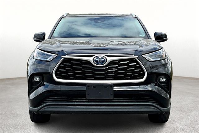 used 2022 Toyota Highlander Hybrid car, priced at $34,000