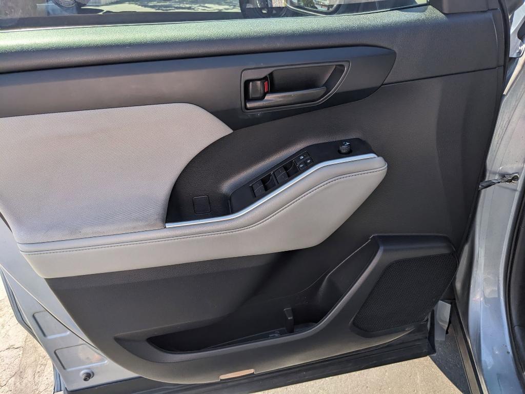 used 2021 Toyota Highlander Hybrid car, priced at $22,950