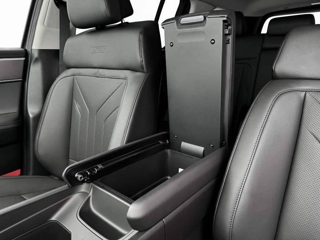 new 2025 Hyundai Santa Fe car, priced at $40,179