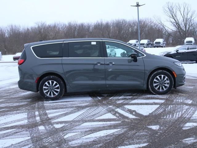 new 2025 Chrysler Pacifica Hybrid car, priced at $47,928