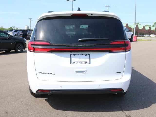 new 2024 Chrysler Pacifica car, priced at $45,196