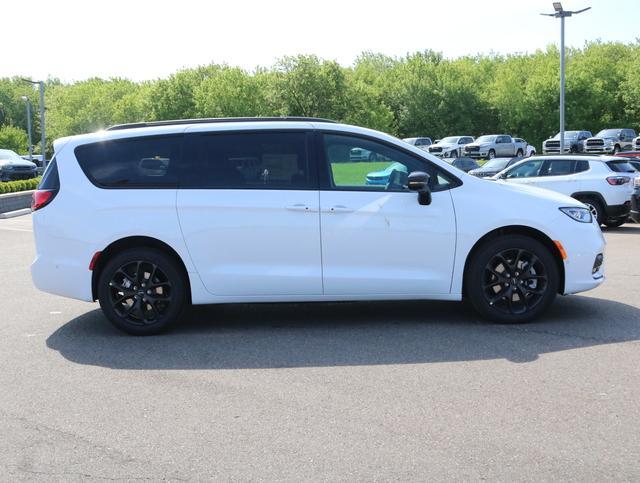 new 2024 Chrysler Pacifica car, priced at $45,196