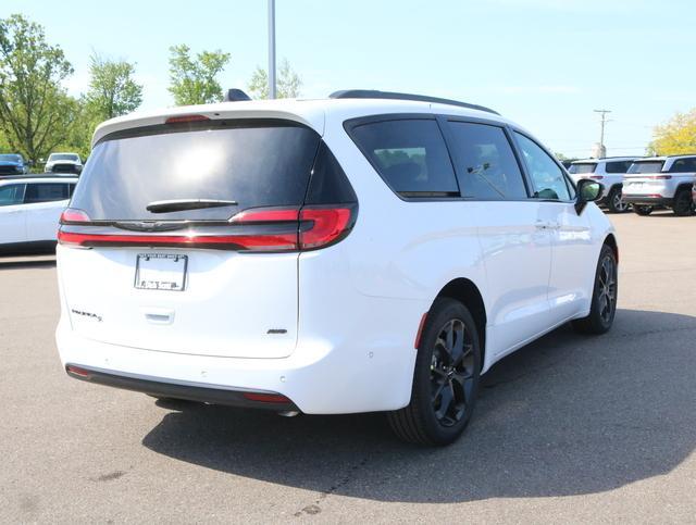 new 2024 Chrysler Pacifica car, priced at $45,196