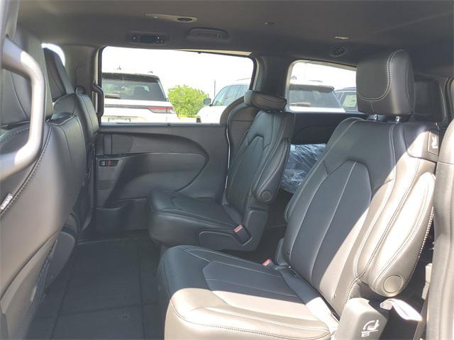 new 2025 Chrysler Pacifica car, priced at $42,691