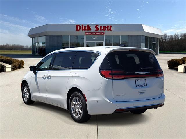 new 2025 Chrysler Pacifica car, priced at $42,691