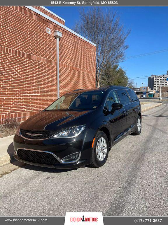 used 2017 Chrysler Pacifica car, priced at $15,995