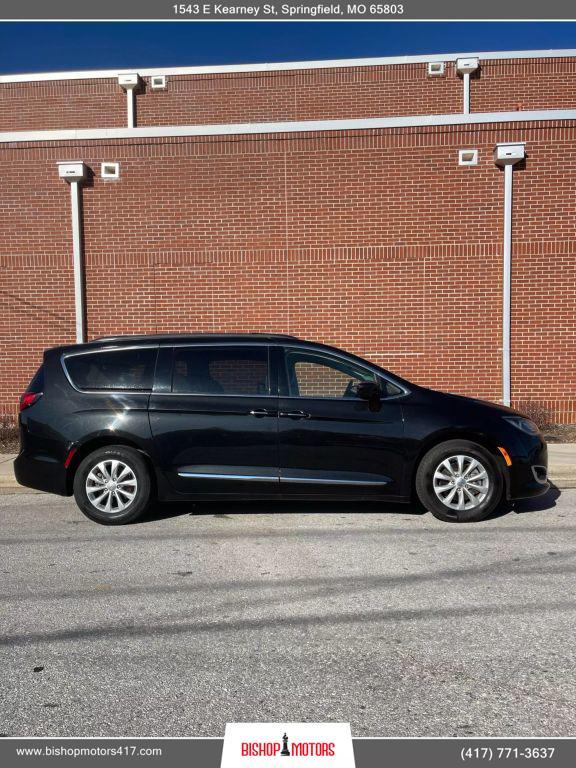 used 2017 Chrysler Pacifica car, priced at $15,995