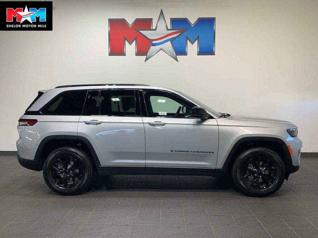new 2025 Jeep Grand Cherokee car, priced at $45,525