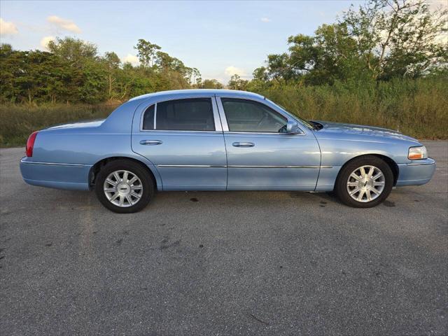 used 2008 Lincoln Town Car car, priced at $8,900