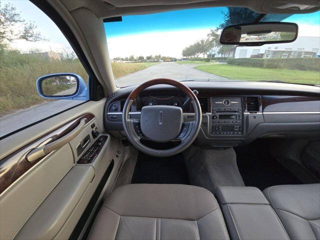 used 2008 Lincoln Town Car car, priced at $8,900