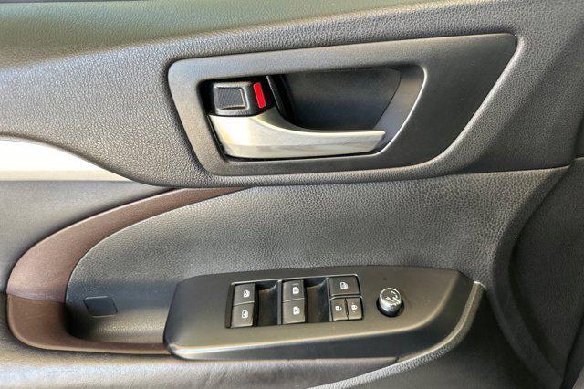 used 2016 Toyota Highlander car, priced at $18,263