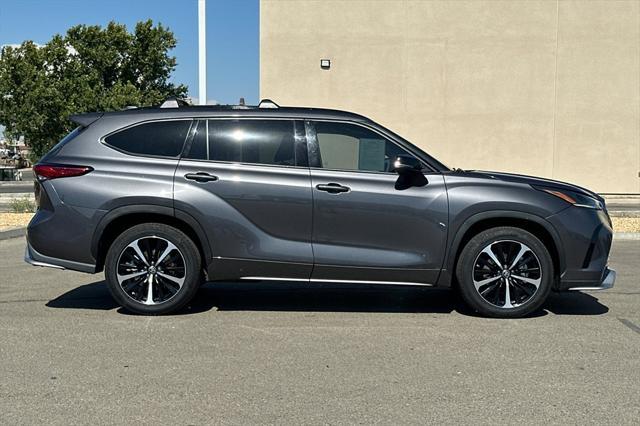 used 2021 Toyota Highlander car, priced at $34,550