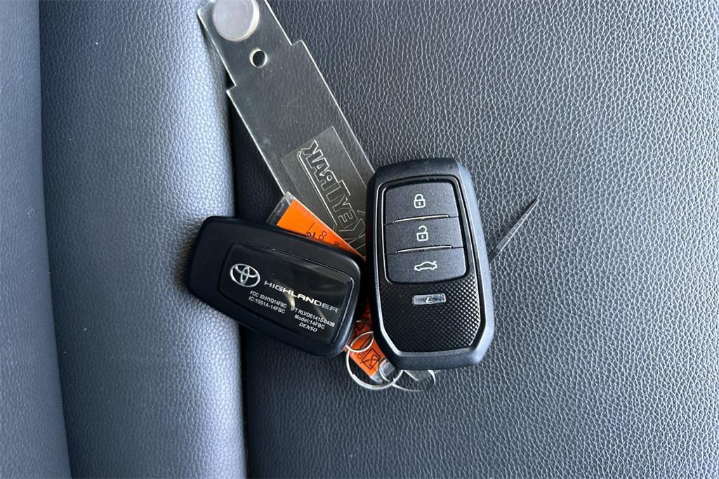 used 2022 Toyota Highlander car, priced at $36,200