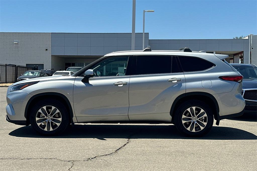 used 2022 Toyota Highlander car, priced at $36,490