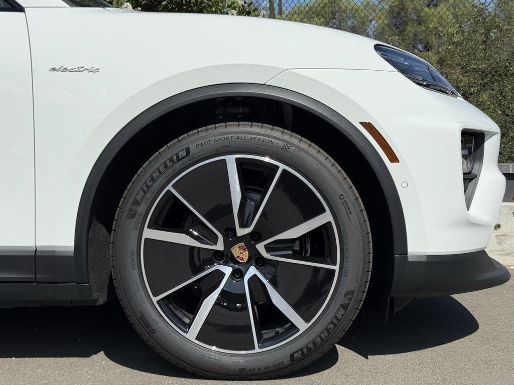 new 2025 Porsche Macan car