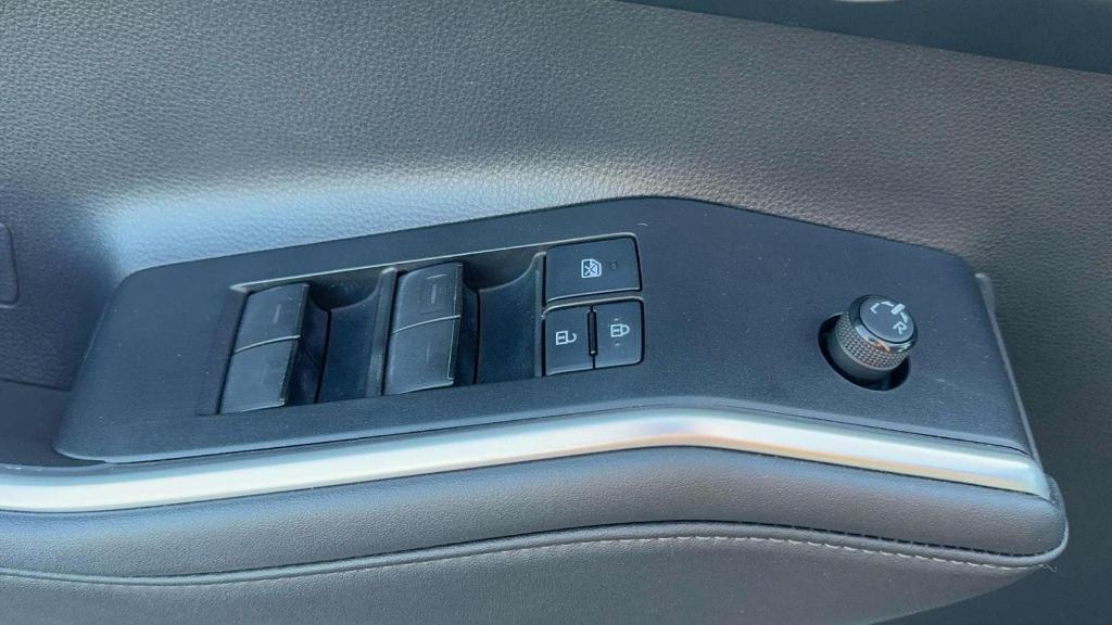 used 2021 Toyota Highlander car, priced at $30,895