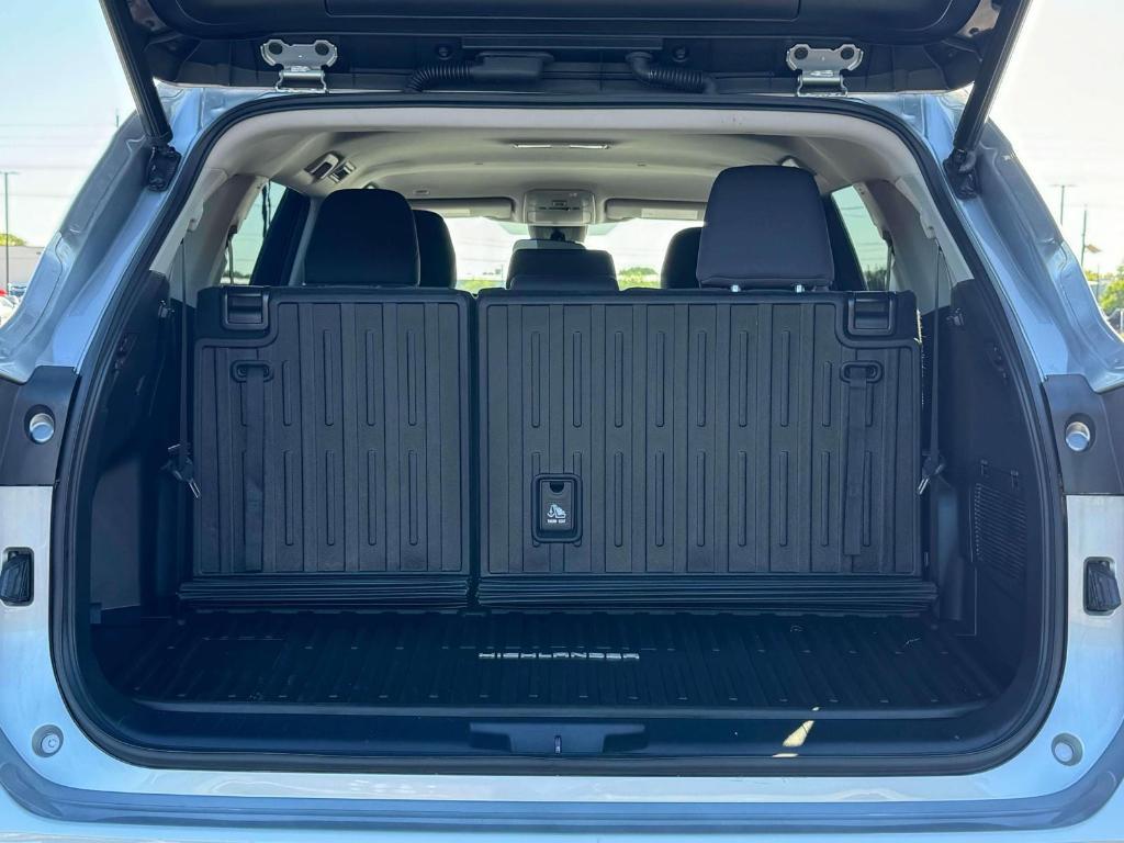 used 2021 Toyota Highlander car, priced at $30,895