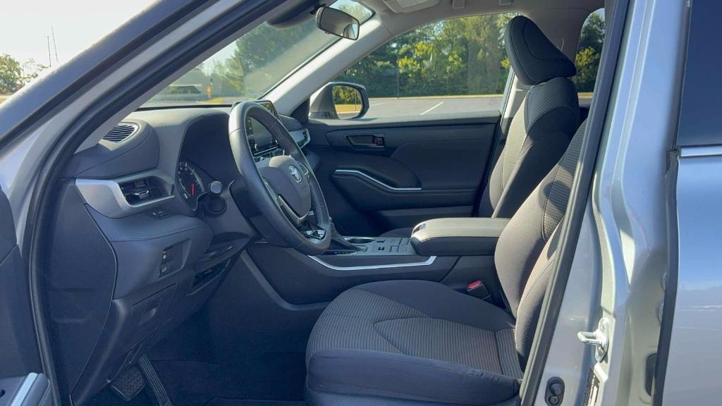 used 2021 Toyota Highlander car, priced at $30,895