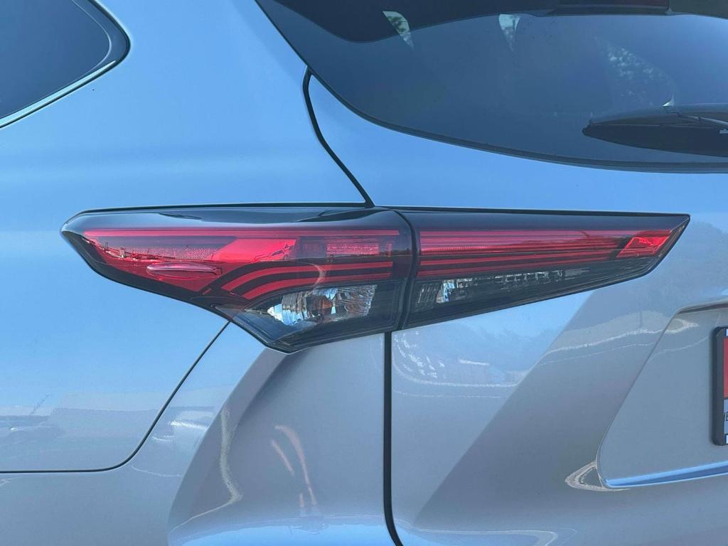 used 2021 Toyota Highlander car, priced at $30,895