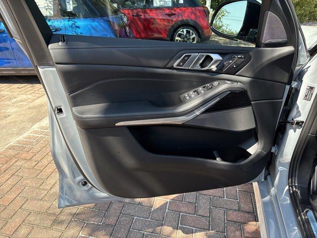 new 2026 BMW X7 car, priced at $100,555