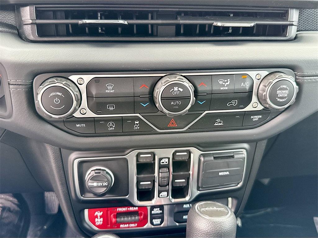 new 2025 Jeep Gladiator car, priced at $43,931