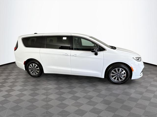 new 2025 Chrysler Pacifica Hybrid car, priced at $38,430