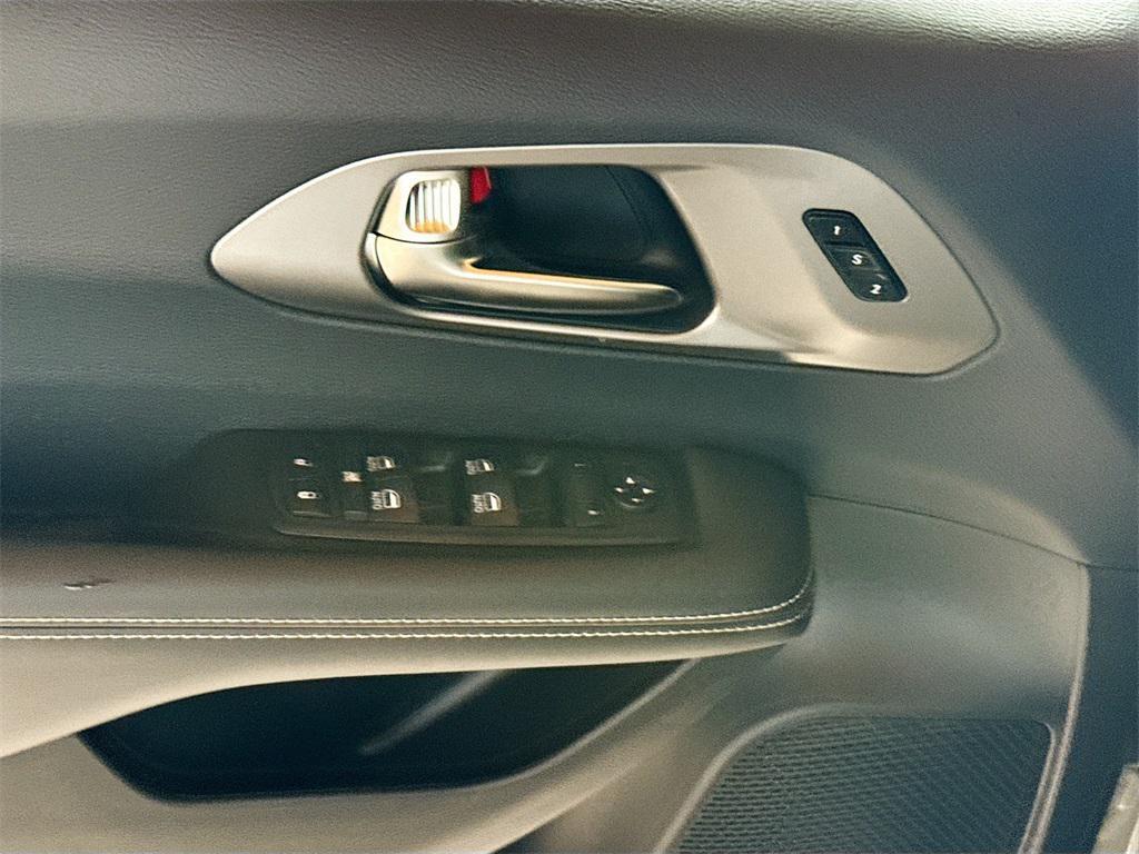 new 2025 Chrysler Pacifica car, priced at $37,454