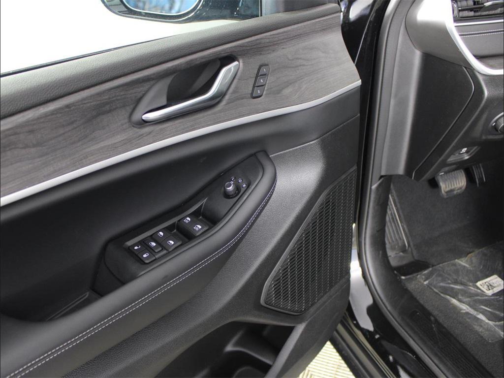 new 2025 Jeep Grand Cherokee car, priced at $38,035