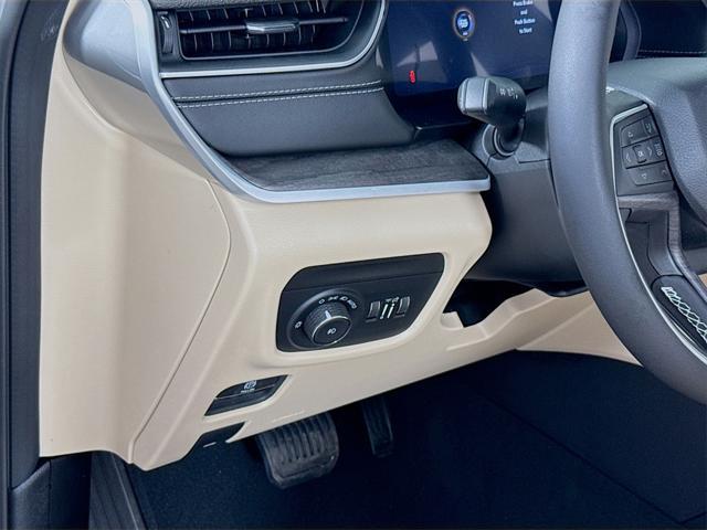 new 2025 Jeep Grand Cherokee car, priced at $37,283