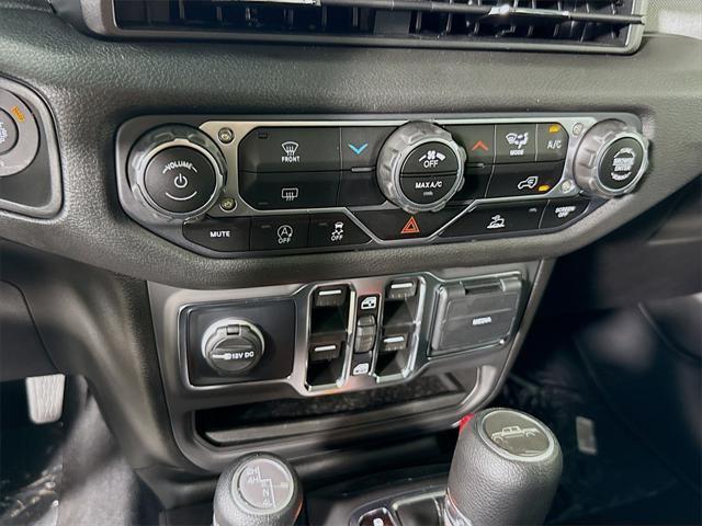 new 2025 Jeep Gladiator car, priced at $35,881