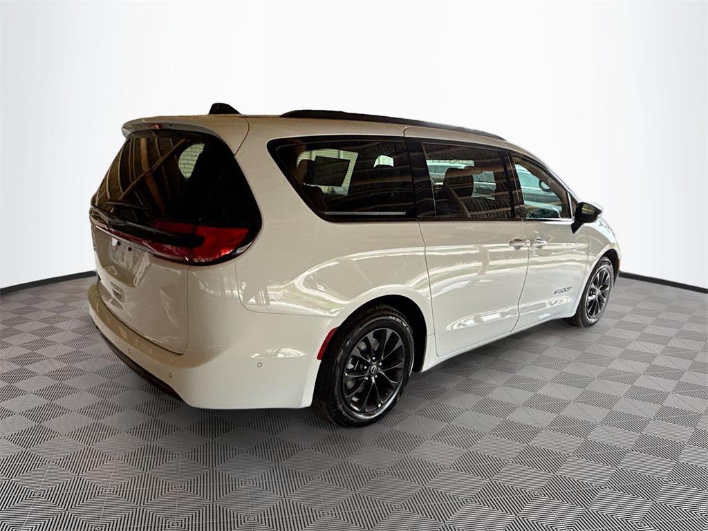 new 2025 Chrysler Pacifica car, priced at $38,673