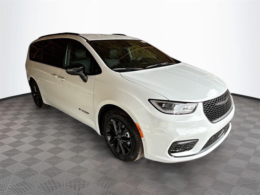 new 2025 Chrysler Pacifica car, priced at $38,673