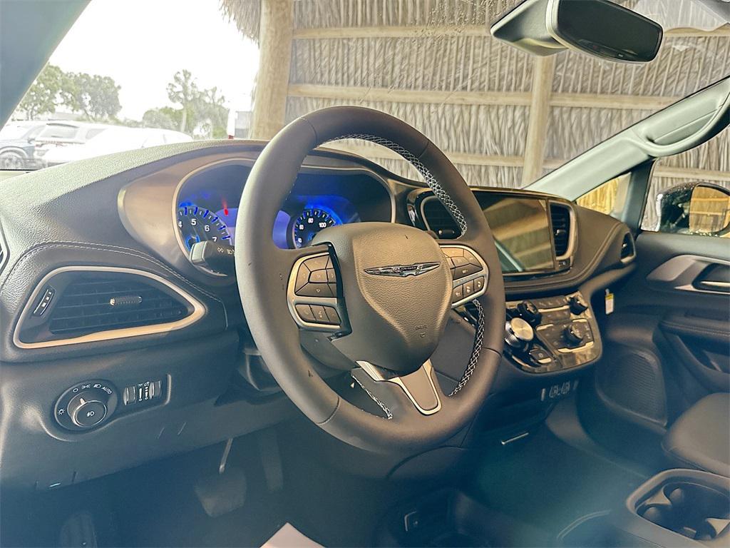 new 2025 Chrysler Pacifica car, priced at $38,673