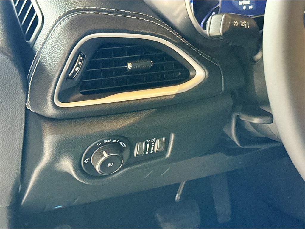 new 2025 Chrysler Pacifica car, priced at $38,673