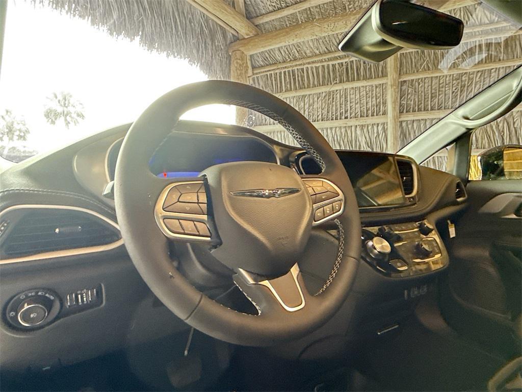 new 2025 Chrysler Pacifica car, priced at $38,673