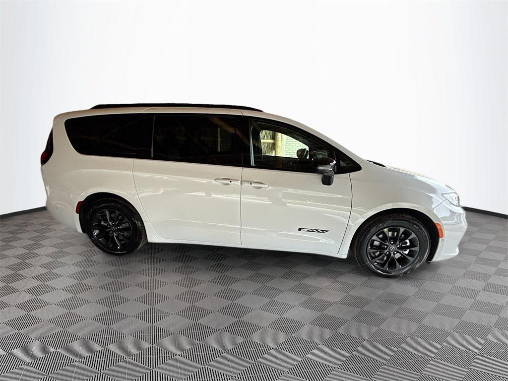 new 2025 Chrysler Pacifica car, priced at $38,673