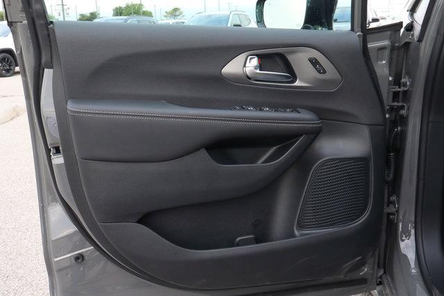 new 2025 Chrysler Pacifica car, priced at $45,987